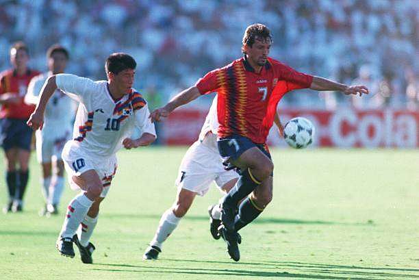 17 JUN 1994:  JON ANDONI GOIKOETXEA #7  OF SPAIN IS CHASED BY KO JEONG WOON #10 OF SOUTH KOREA DURING THEIR 1994 WORLD CUP MATCH AT THE COTTON BOWL IN DALLAS, TEXAS.  THE GAME FINISHED TIED 2-2. Mandatory Credit: Simon Bruty/ALLSPORT