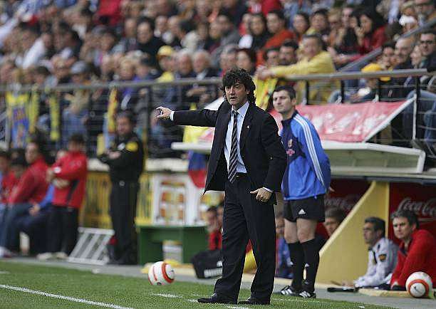 CASTELLO DE LA PLANA, SPAIN - APRIL 22: Real Sociedad manager Jose Mari Bakero instructs his side during the Primera Liga match between Villarreal and Real Sociedad at the Madrigal stadium on April 22, 2006 in Villarreal,Spain.  (Photo by Denis Doyle/Getty Images)