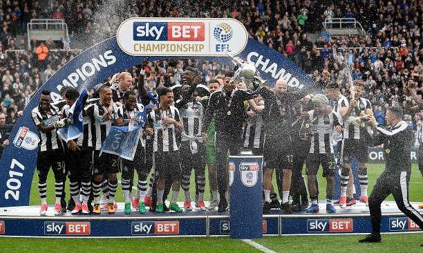 NEWCASTLE UPON TYNE, ENGLAND - MAY 07:  Newcastle United celebrate after winning the Sky Bet Championship match between Newcastle United and Barnsley at St James&#039; Park on May 7, 2017 in Newcastle upon Tyne, England.  (Photo by Stu Forster/Getty Images)
